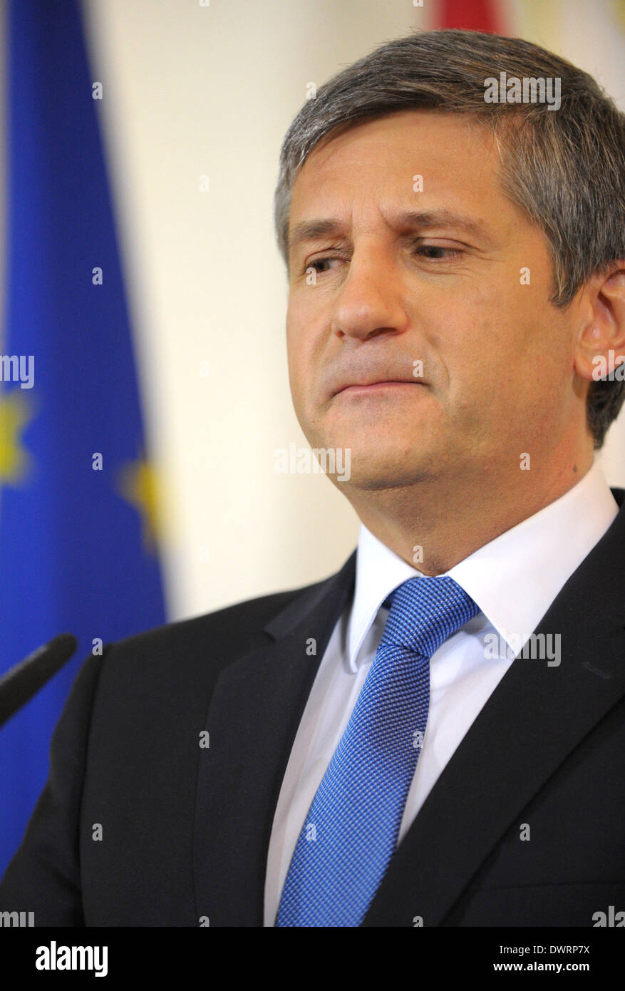 Wien, Österreich. 12. März 2014. Österreichische Finanzminister Michael Spindelegger besucht eine Pressekonferenz nach einer Kabinettssitzung in Wien, Hauptstadt von Österreich, 12. März 2014. Das österreichische Kabinett gab grünes Licht Mittwoch für eine erneute Finanzspritze in Schwierigkeiten geratenen Bank Hypo Alpe Adria, Kronen Zeitung Zeitung berichtet. © Qian Yi/Xinhua/Alamy Live-Nachrichten Stockfoto