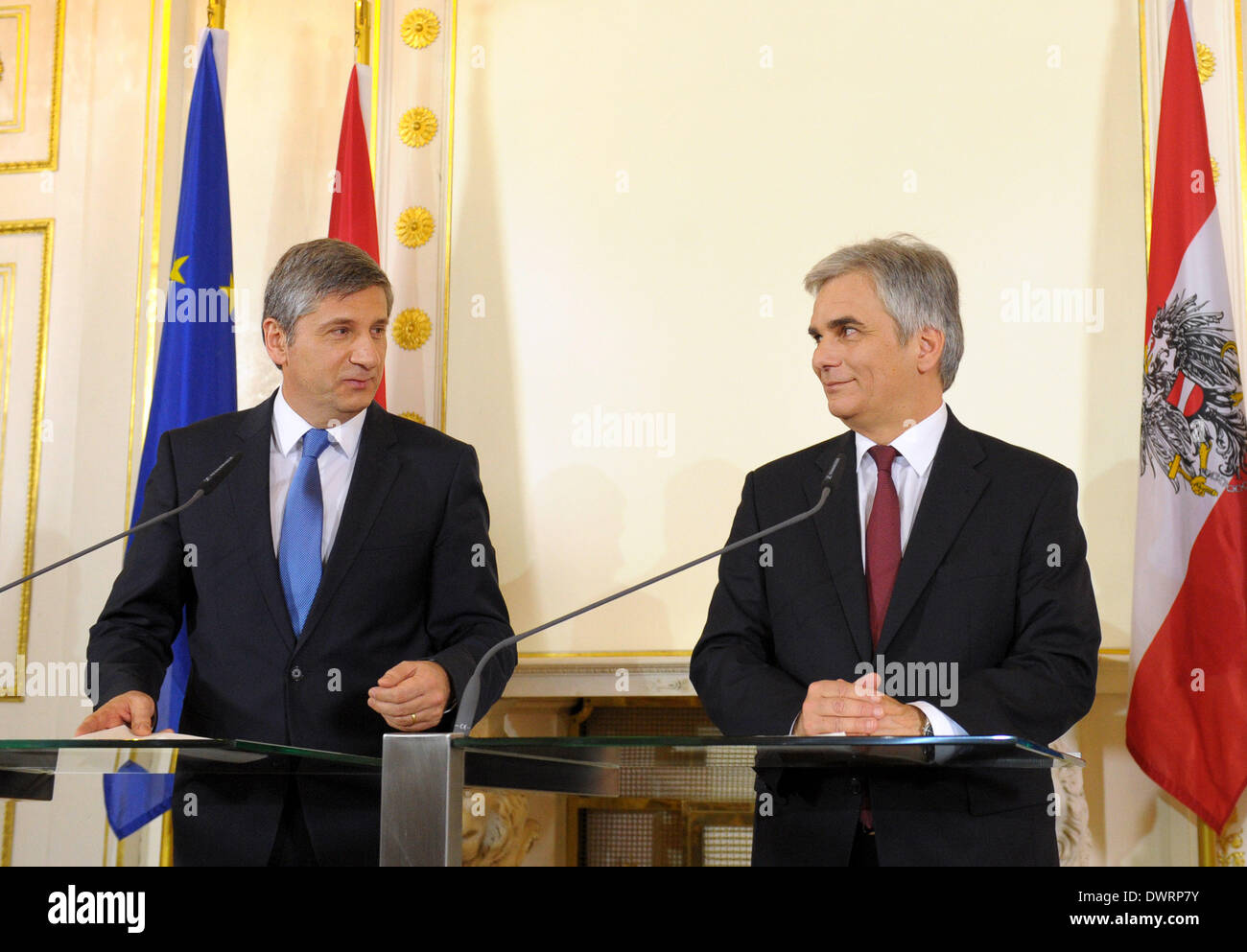 Wien, Österreich. 12. März 2014. Austrian Chancellor Werner Faymann (R) und Finanzminister Michael Spindelegger an eine Pressekonferenz nach einer Kabinettssitzung in Wien, Hauptstadt von Österreich, 12. März 2014 teilnehmen. Das österreichische Kabinett gab grünes Licht Mittwoch für eine erneute Finanzspritze in Schwierigkeiten geratenen Bank Hypo Alpe Adria, Kronen Zeitung Zeitung berichtet. © Qian Yi/Xinhua/Alamy Live-Nachrichten Stockfoto