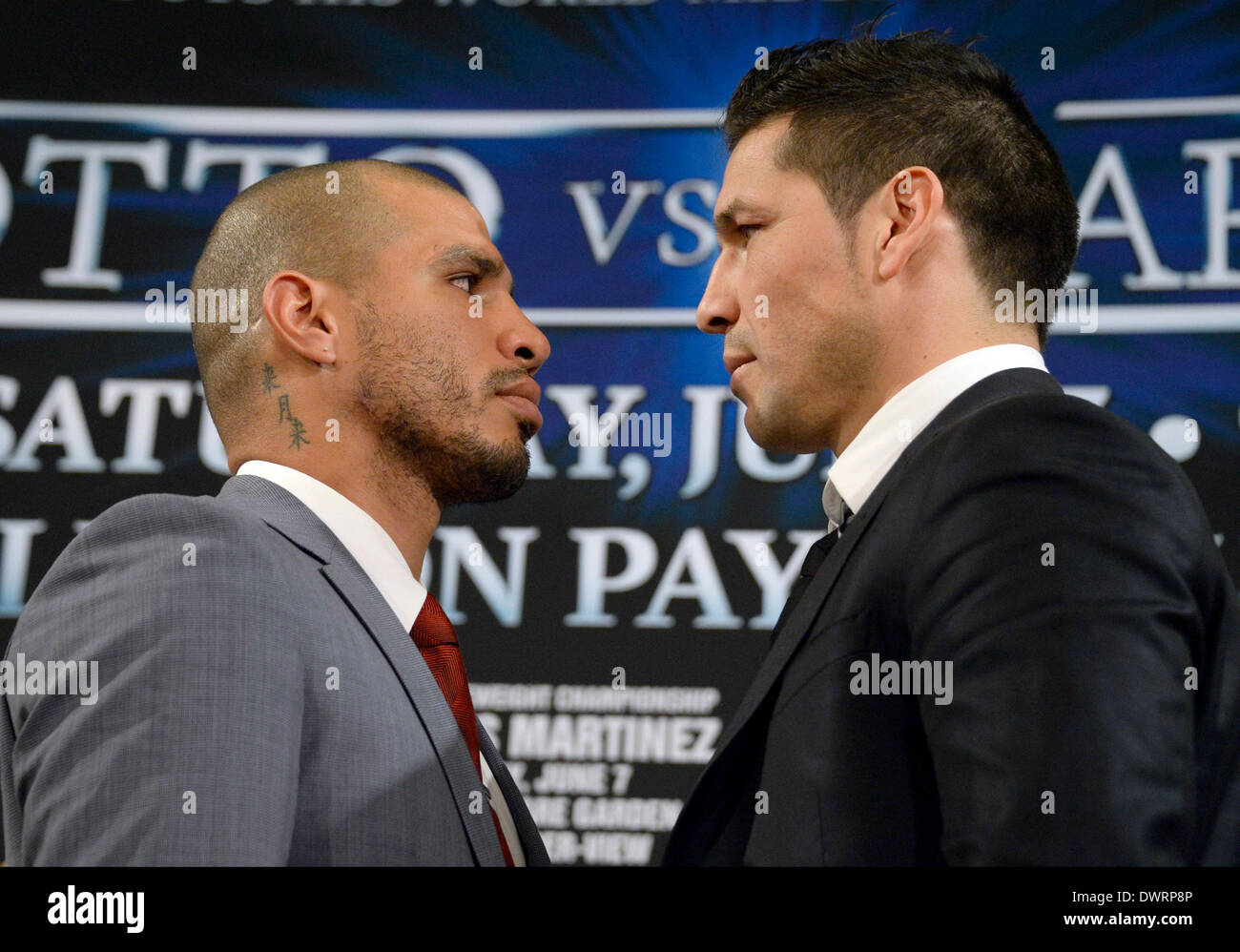 Beverly Hills, CA. 12. März 2014. Drei-Teilung World Champion und der Puerto Rico Miguel Cotto(L) Gesichter off mit World Boxing Council (WBC) / die Ring-Mittelgewichts-champion Argentiniens Serigo Martinez(R) während einer Pressekonferenz Los Angeles Mittwoch. Die beiden werden für die Weltmeisterschaft im Mittelgewicht-Kollision kämpfen, die im "Mekka des Boxens," Madison Square Garden am Samstag, den 7. Juni stattfinden wird. Foto von gen Blevins/LA DailyNews/ZUMAPRESS Credit: gen Blevins/ZUMAPRESS.com/Alamy Live-Nachrichten Stockfoto