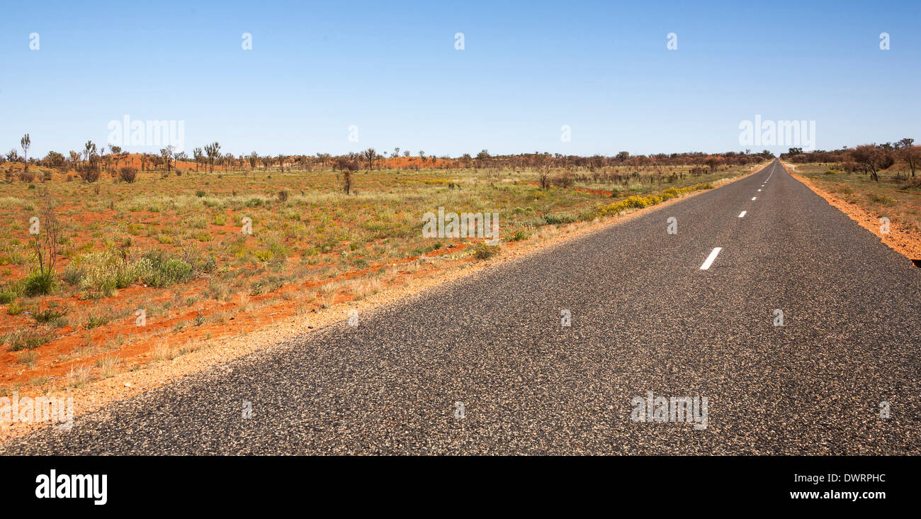 Szene aus im inland Australien flache Landschaft endlose Straße Stockfoto