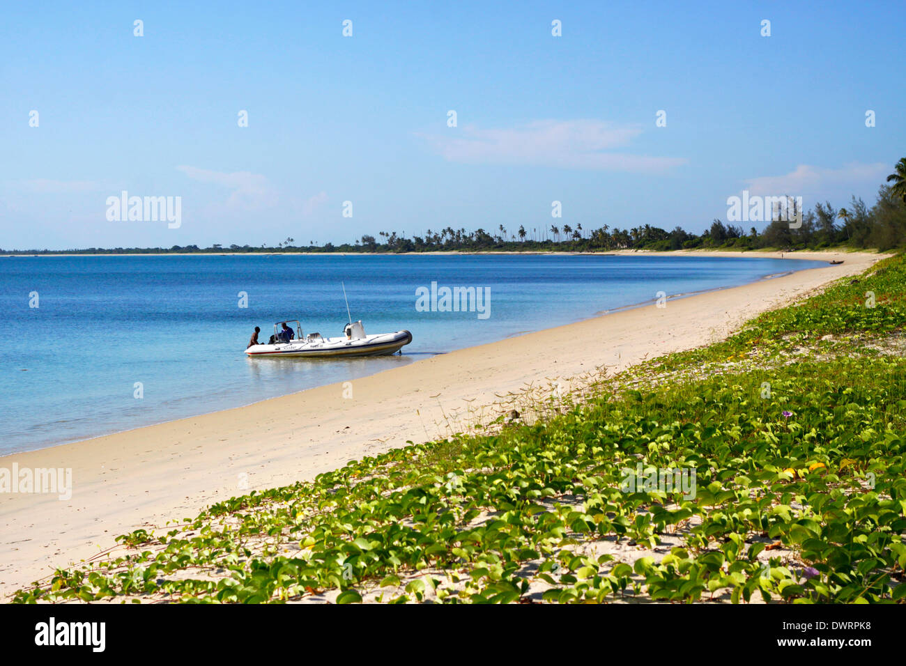Halb steif Boot warten am Strand für die Gäste in Quirimbas, Mosambik Tauchen zu gehen. Stockfoto