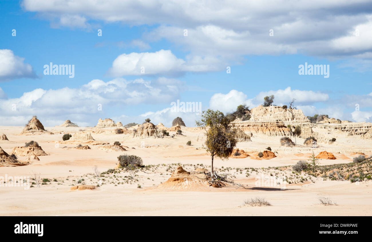 Lake Mungo ist ehemaliger Binnensee bedeckt jetzt in seltsamen Gebilden. Stockfoto