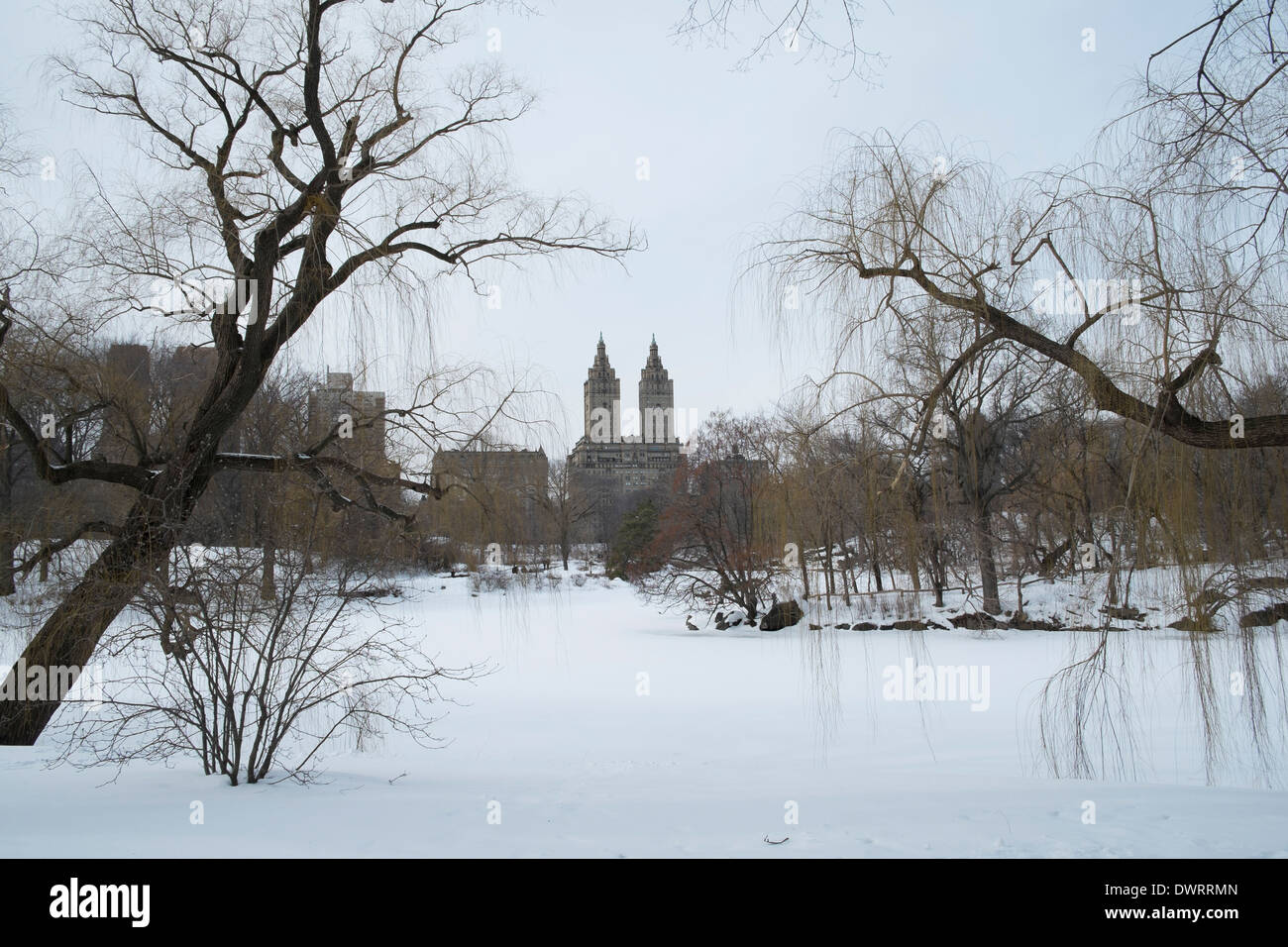 Das San Remo-Apartmenthaus auf der Upper West Side von Schnee bedeckt Central Park New York City, USA Stockfoto
