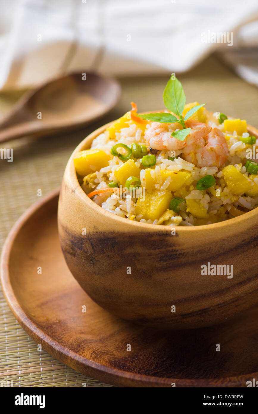 Schüssel mit Ananas gebratener Reis eine hervorragende Beilage mit chinesisches Essen Stockfoto