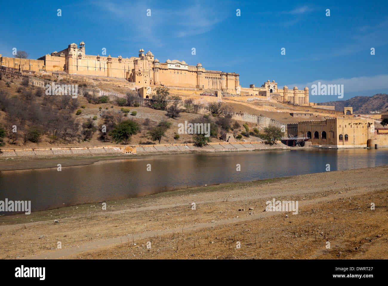 Amber (oder Amer) Palast, in der Nähe von Jaipur, Rajasthan, Indien. Maota See im Vordergrund. Stockfoto