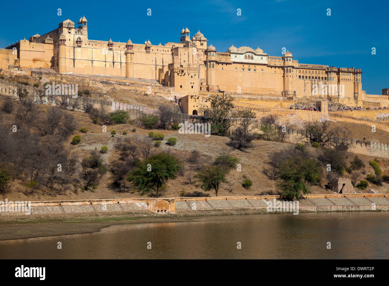 Amber (oder Amer) Palast, in der Nähe von Jaipur, Rajasthan, Indien. Maota See im Vordergrund. Stockfoto