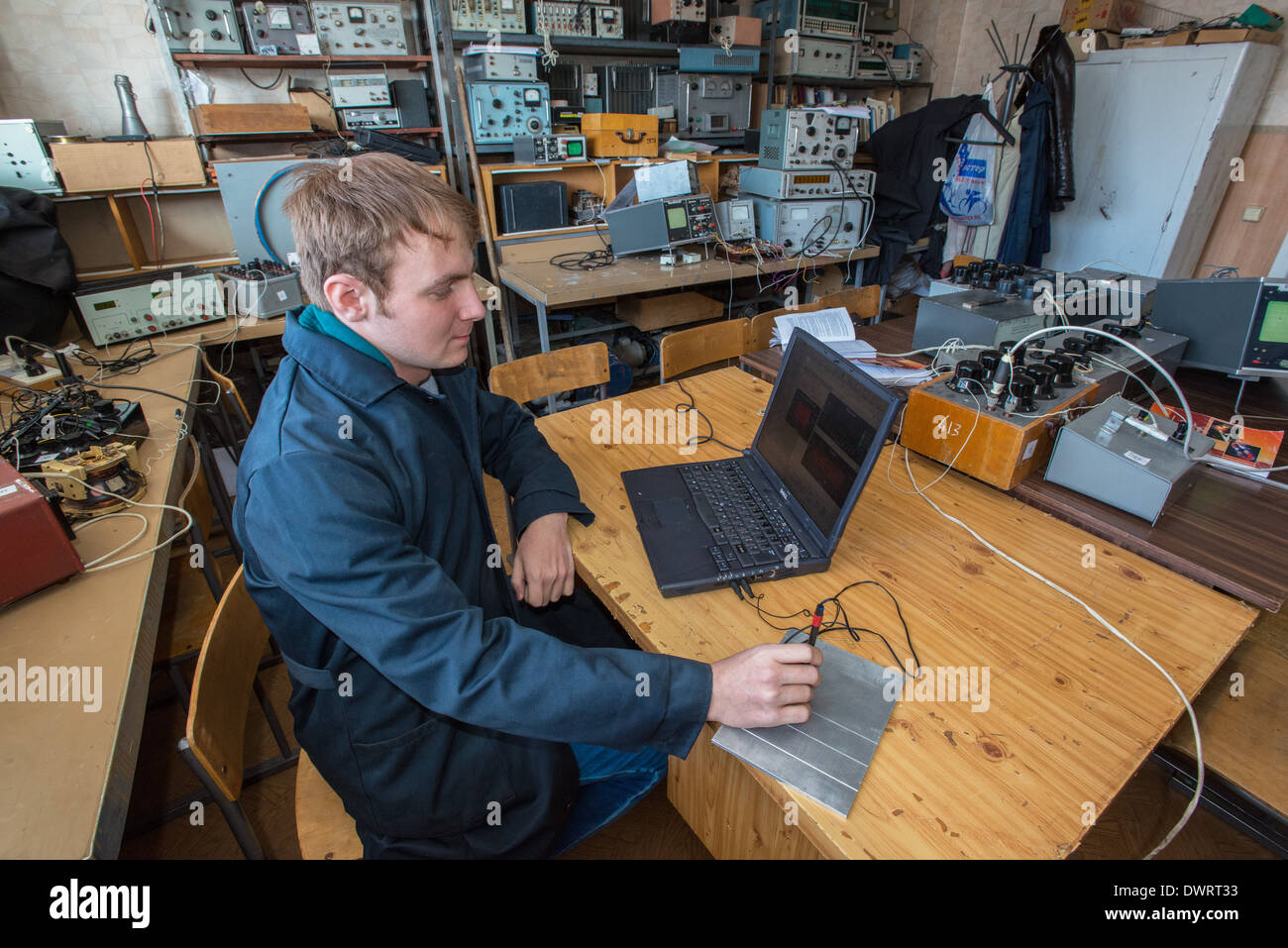 Intelligente Schüler prüft Härte und Mängel an Material im Labor des Altai State University Sibirien Russland Asien Stockfoto