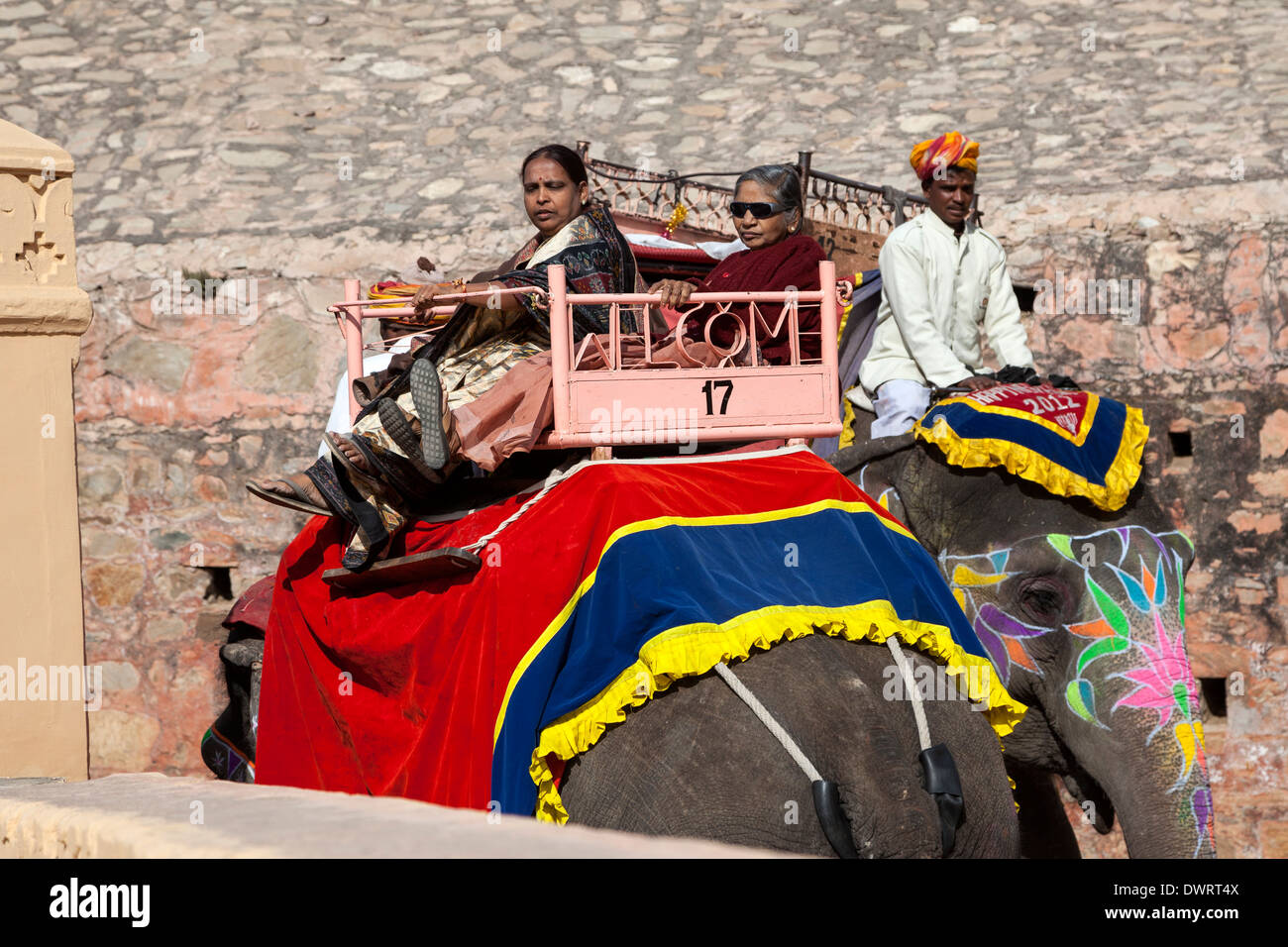 Amber (oder Amer) Palast, in der Nähe von Jaipur, Rajasthan, Indien. Indianer als auch Ausländer Reiten Elefanten den steilen Weg hinauf zum Palast. Stockfoto
