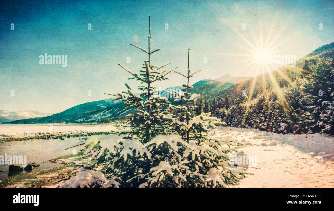 Winter-Sunburst am Chilkoot River in Alaska mit Textur-Overlays für einen Vintage-Look. Stockfoto