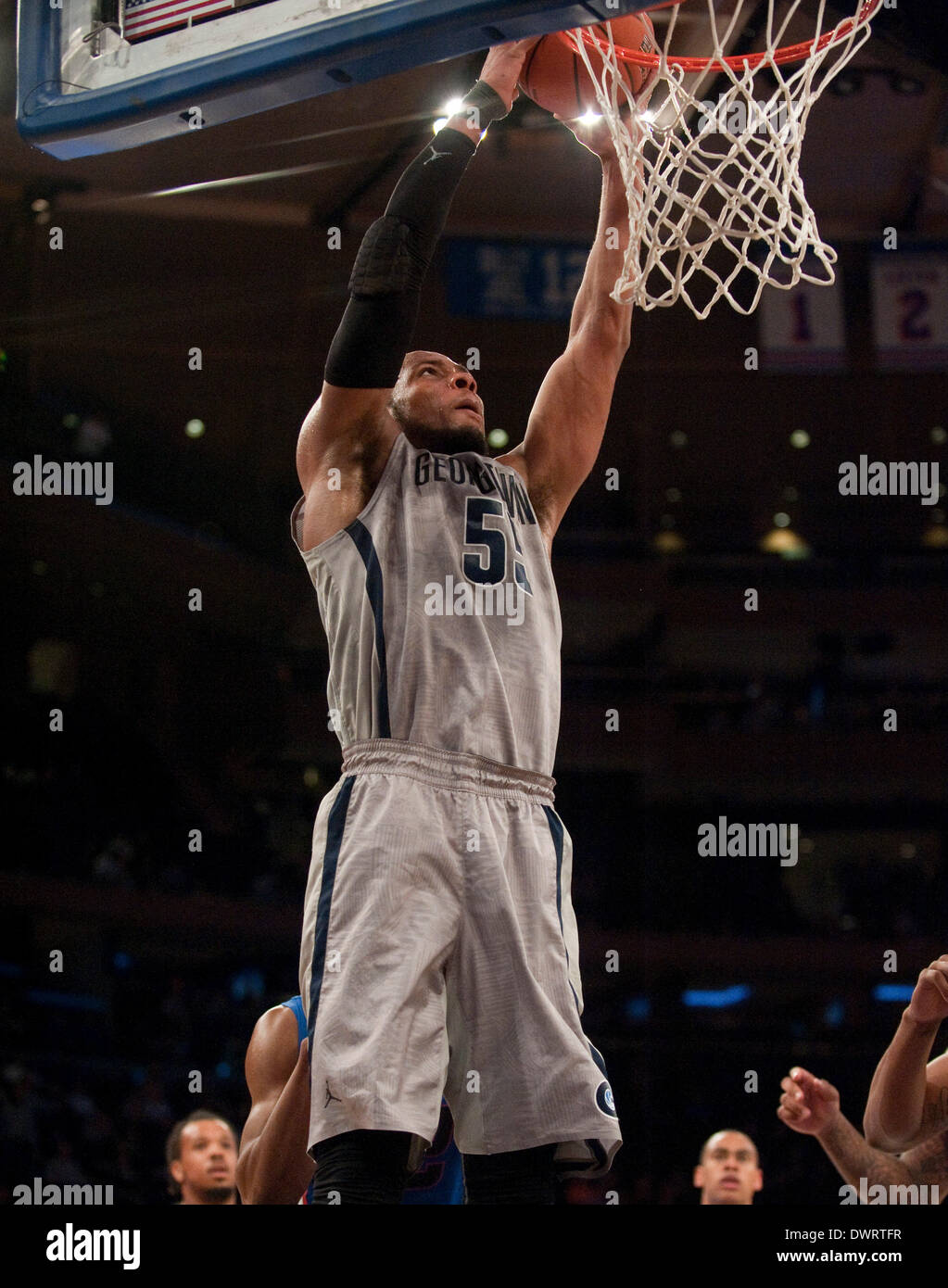 New York, New York, USA. 12. März 2014. Georgetown bewachen Jabril Trawick (55) Dunks in der ersten Hälfte während die erste Runde Big East Turnier-Spiel zwischen der DePaul Blue Dämonen und die Georgetown Hoyas im Madison Square Garden in New York City. © Csm/Alamy Live-Nachrichten Stockfoto