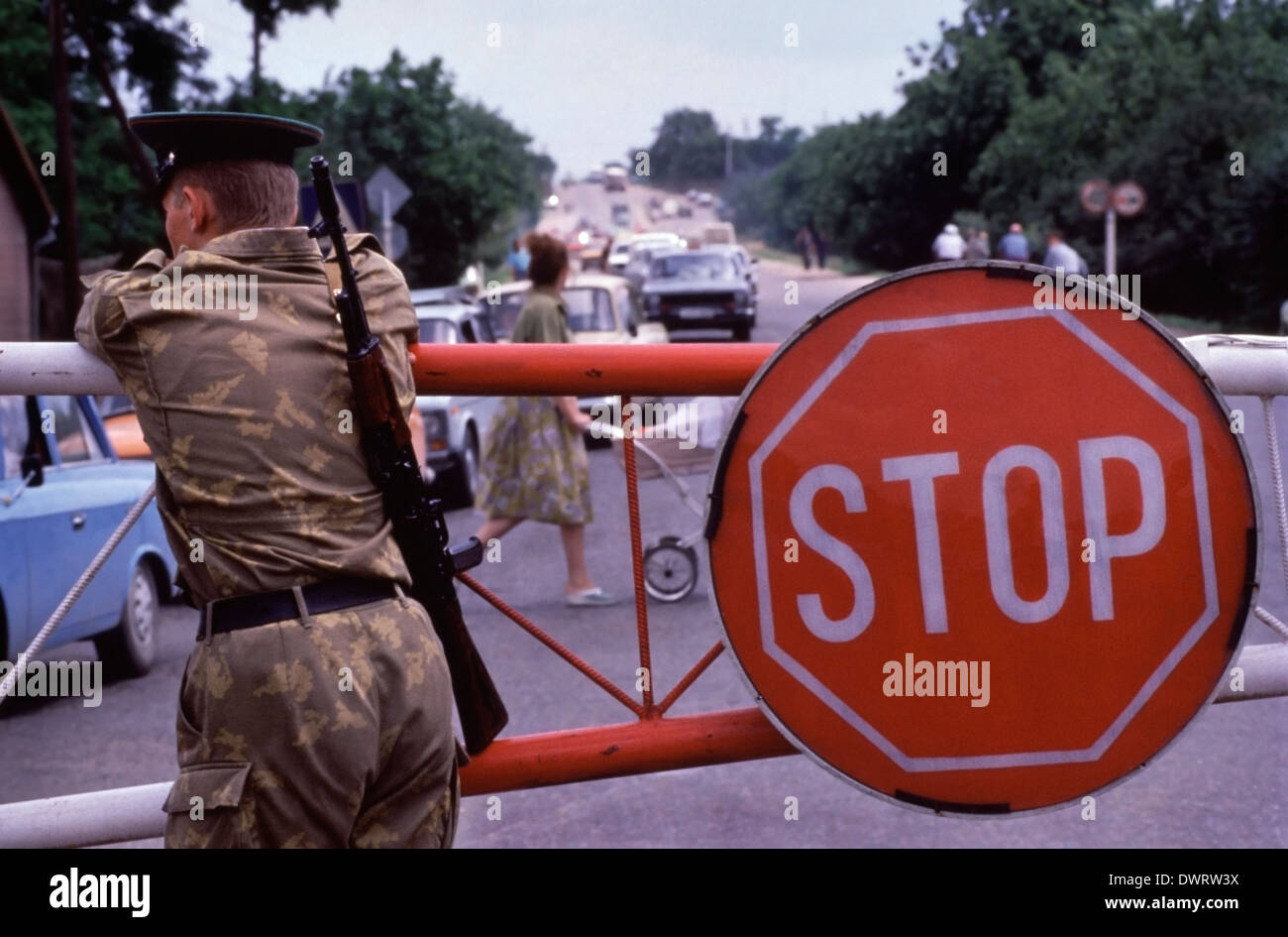Ehemaliger sowjetischer Soldat mit Gewehr an der Grenze zwischen Transnistrien und der Ukraine während der "Krieg der Transnistrien" im Jahr 1992. Stockfoto