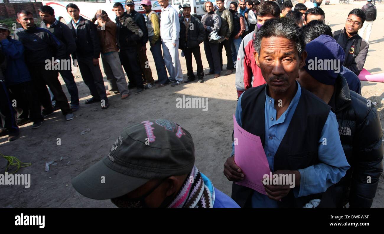 Kathmandu, Nepal. 13. März 2014. Nepalesen Schlange für einen Check-up an einer kostenlosen Klinik anlässlich des Welttages der Niere bei Tundikhel in Kathmandu, Nepal, 13. März 2014. Rund 3000 nepalesische Menschen leiden unter Nierenversagen jährlich unter 3.000.000 Menschen als medizinische Bericht sagte. Welt-Nieren-Tag wird jährlich am 2. Donnerstag im März bringen Bewusstseinsbildung und Aufklärung über die Bedeutung für das Leben der Nieren beobachtet. © Sunil Sharma/Xinhua/Alamy Live-Nachrichten Stockfoto