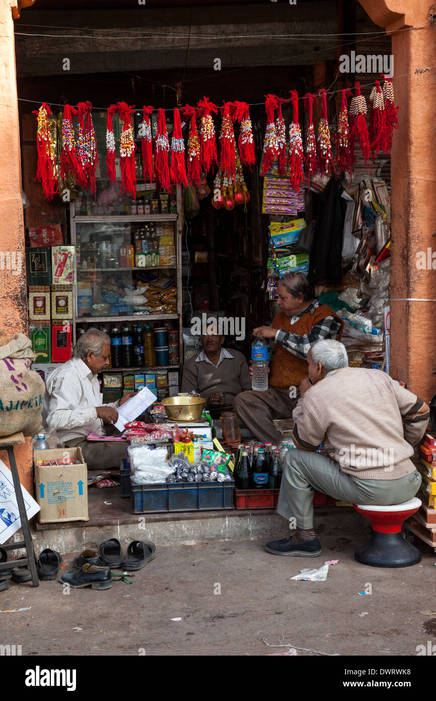 Jaipur, Rajasthan, Indien. Shop Verkauf von Getränke in Flaschen, Tee, Atem Süßstoffe und verschiedene Gegenstände. Stockfoto