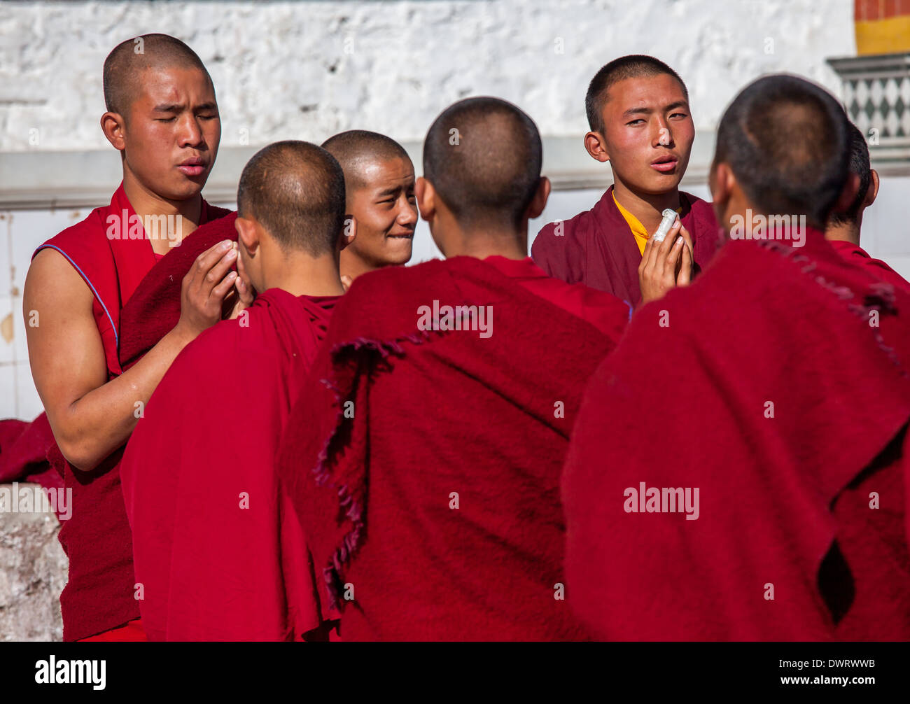 Mönche beten Outisde bei Galden Namgey Lhatse Kloster Tawang, Arunachal Pradesh, Indien Stockfoto