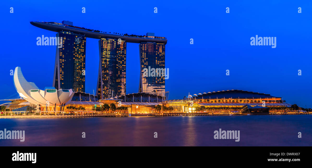 Marina Bay Sands Resort bei Sonnenuntergang, Marina Bay, Singapore Stockfoto