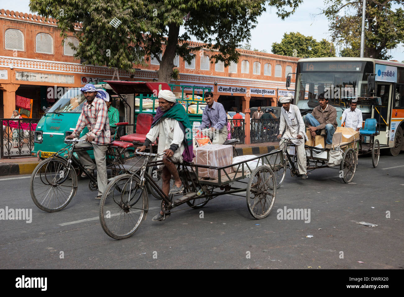 Jaipur, Rajasthan, Indien. Straßenverkehr; Rikschas befördern Personen, liefern Güter. Stockfoto