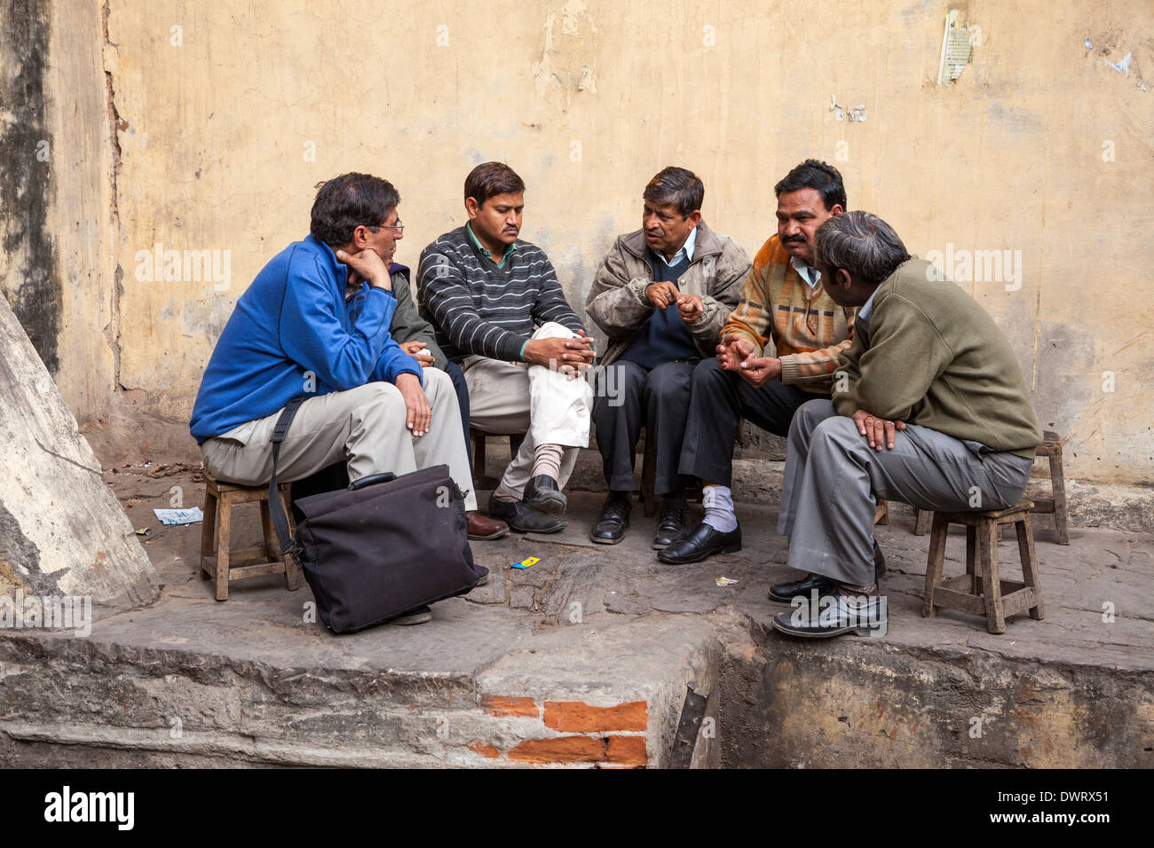 Jaipur, Rajasthan, Indien. Fünf Männer in Diskussion. Stockfoto
