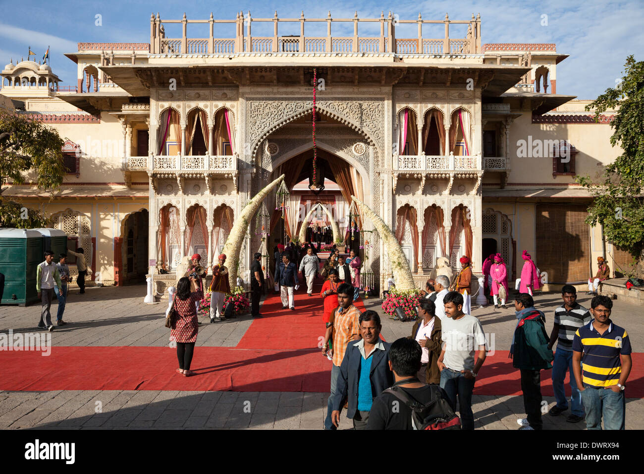 Jaipur, Rajasthan, Indien. Eingang zum Jaipur Stadtschloss, vorbereitet für eine Hochzeitsfeier. Stockfoto