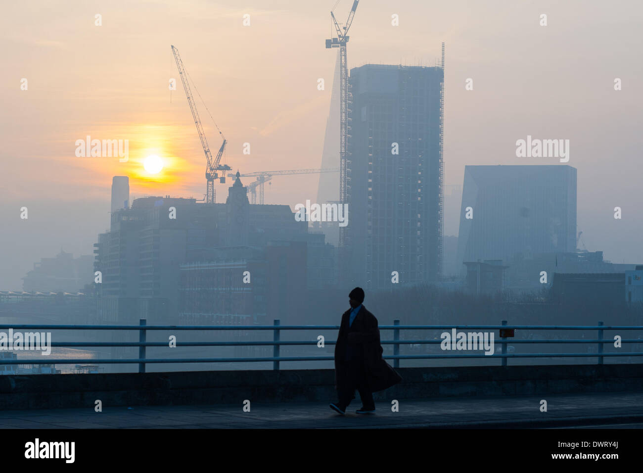 London, UK. 13. März 2014. ein Mann Waterloo Brücke überquert, als London unter dichtem Nebel Credit aufwacht: Piero Cruciatti/Alamy Live News Stockfoto