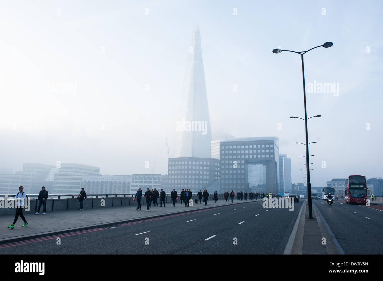 London, UK. 13. März 2014. Morgen Pendler auf London Bridge als London unter schweren aufwacht Nebel Credit: Piero Cruciatti/Alamy Live News Stockfoto