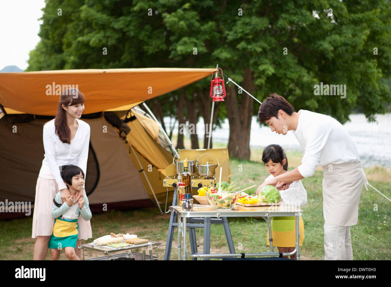 eine Familie auf Camping Kochen Stockfoto