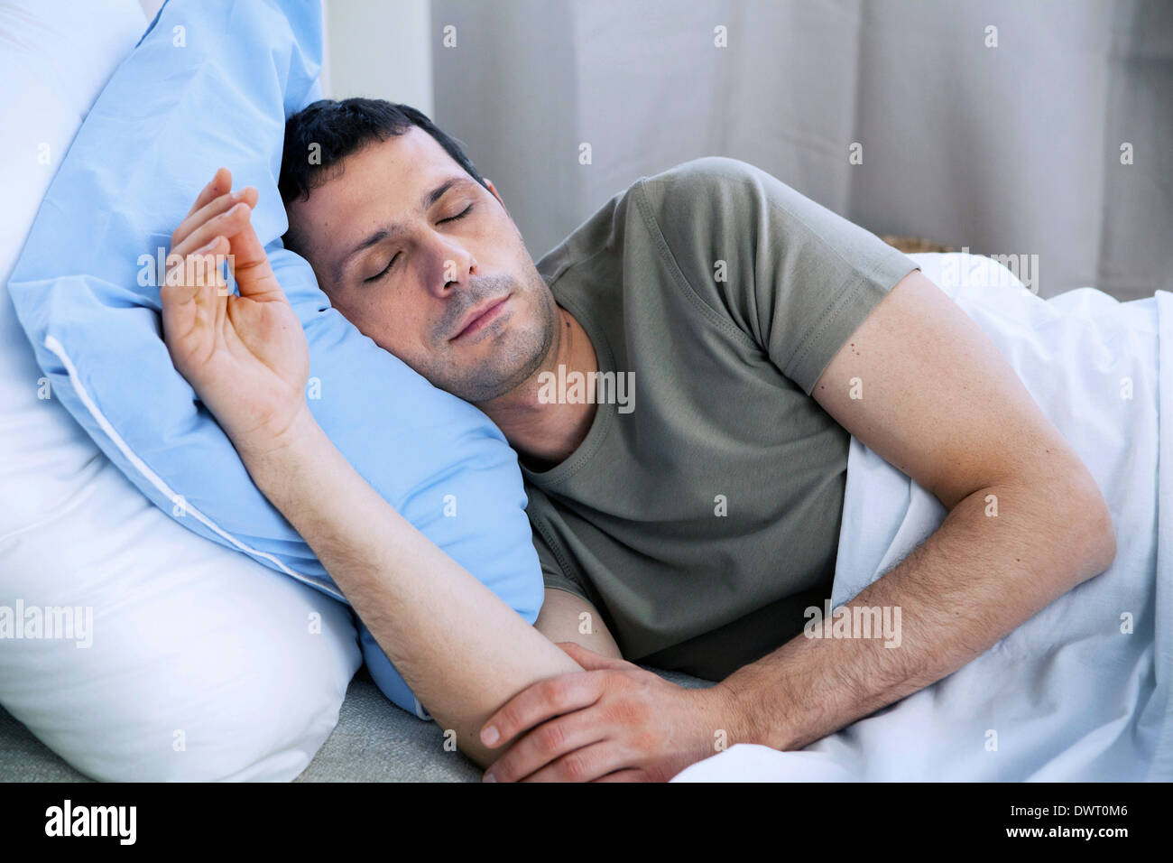 Mann schläft Stockfoto