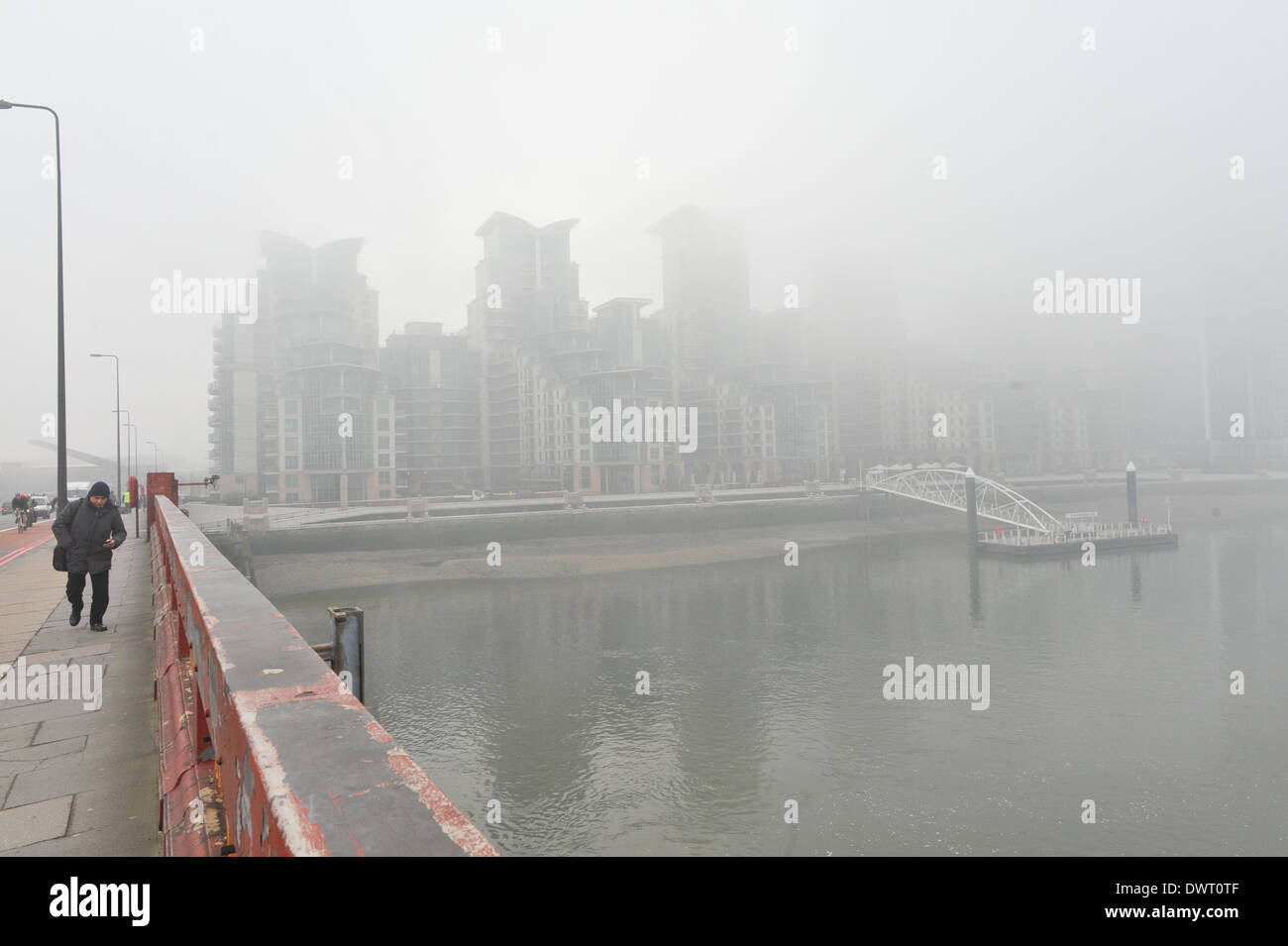 Vauxhall Bridge, London, UK. 13. März 2014. Ein nebeliger Morgen für Pendler auf Vauxhall Bridge. Bildnachweis: Matthew Chattle/Alamy Live-Nachrichten Stockfoto
