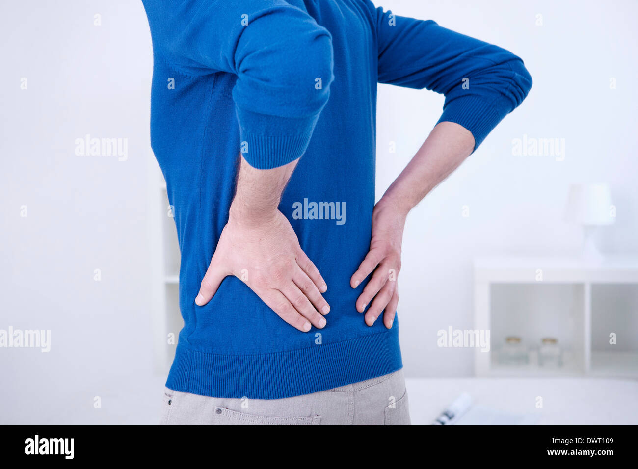 Schmerzen im unteren Rücken bei einem Mann Stockfoto