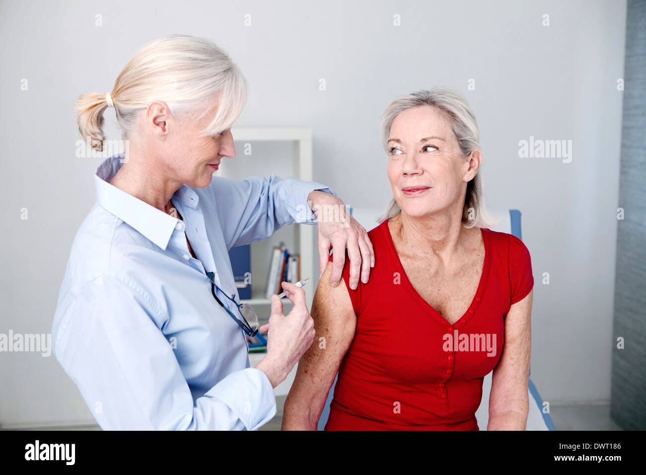 Impfung von einer älteren person Stockfoto
