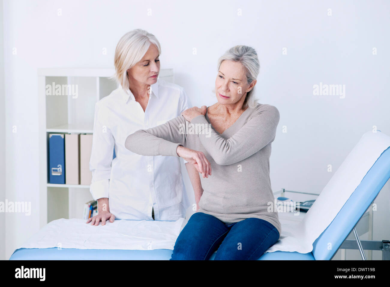 Beratung, ältere Person Schmerzen Stockfoto