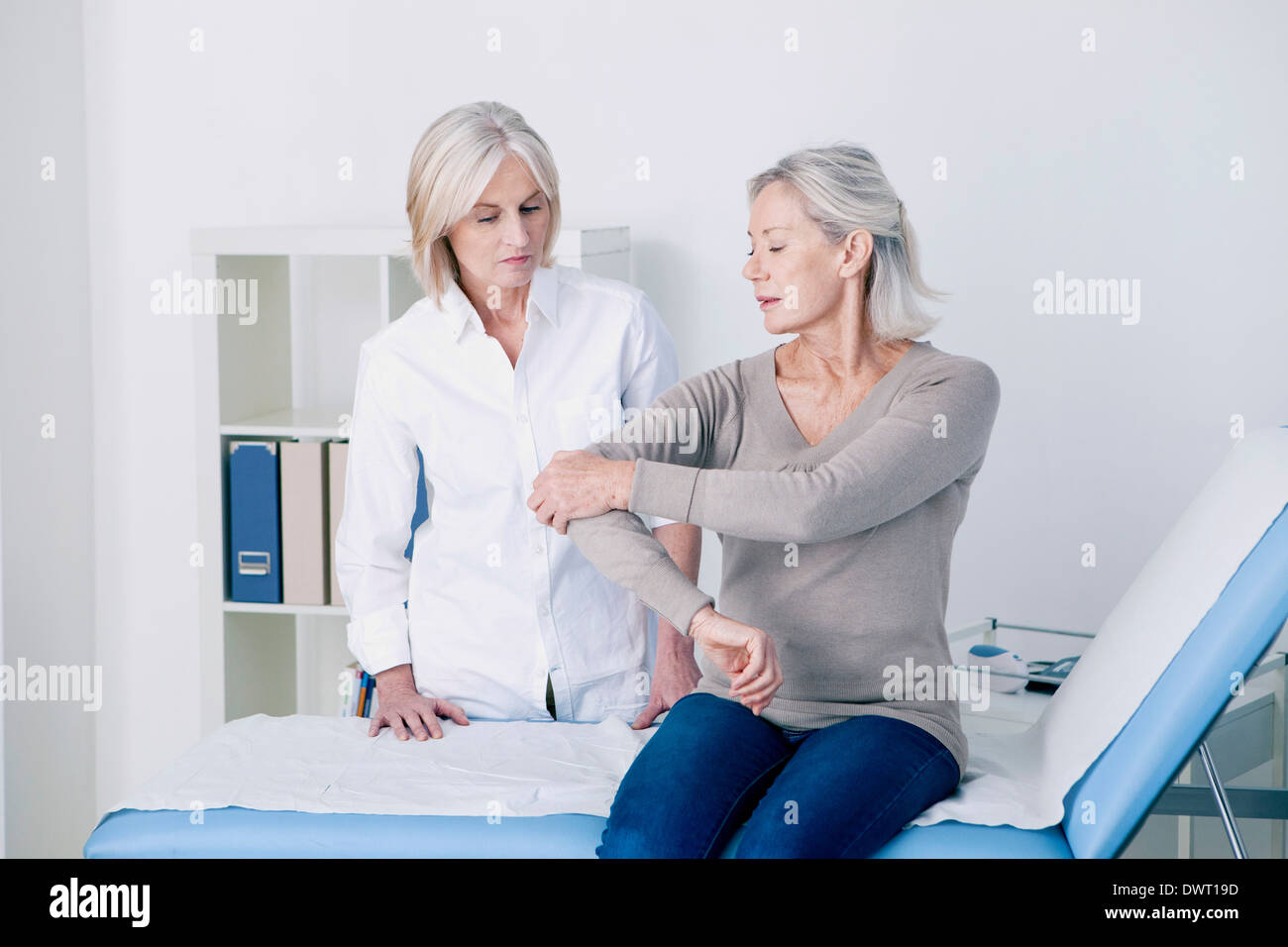 Beratung, ältere Person Schmerzen Stockfoto