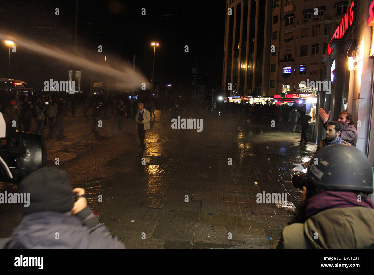 Istanbul, Türkei. 12. März 2014. Bereitschaftspolizei zerstreuen Demonstranten mit Wasserwerfern in Istanbul, Türkei, 12. März 2014. Spannung war hoch in der Türkei von Istanbul am Mittwoch bekommen, wie 50.000 Menschen zu einer Beerdigung eines 15 Jahre alten Studenten strömen wurden der Dienstag nach 269 Tagen im Koma gestorben. Der Tod von Berkin Elvan hat eine bundesweite Anti-Regierung ausgelöst Proteste in mehr als 30 Städten in der Türkei. Elvan schickte man ins Koma nach Erhalt einer Kopfverletzung aus einem Gaskanister, als er ging um Brot während einer Polizeirazzia in Istanbul im Juni letzten Jahres zu kaufen. Bildnachweis: Cihan/Xinhua/Alamy Live-Nachrichten Stockfoto