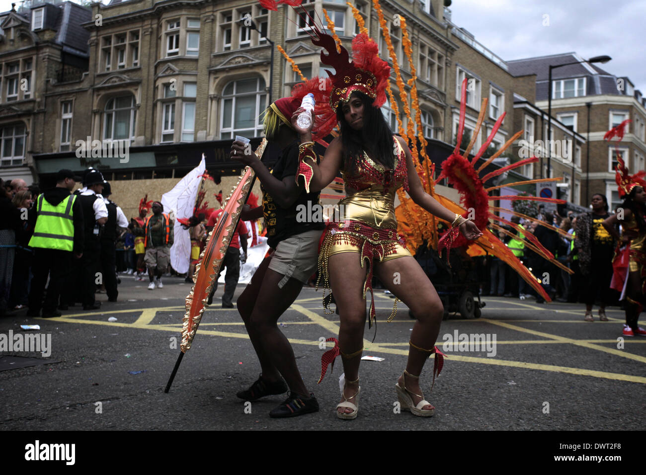 Nachtschwärmer und Tänzerinnen im Notting Hill Carnival in London 2011 Stockfoto