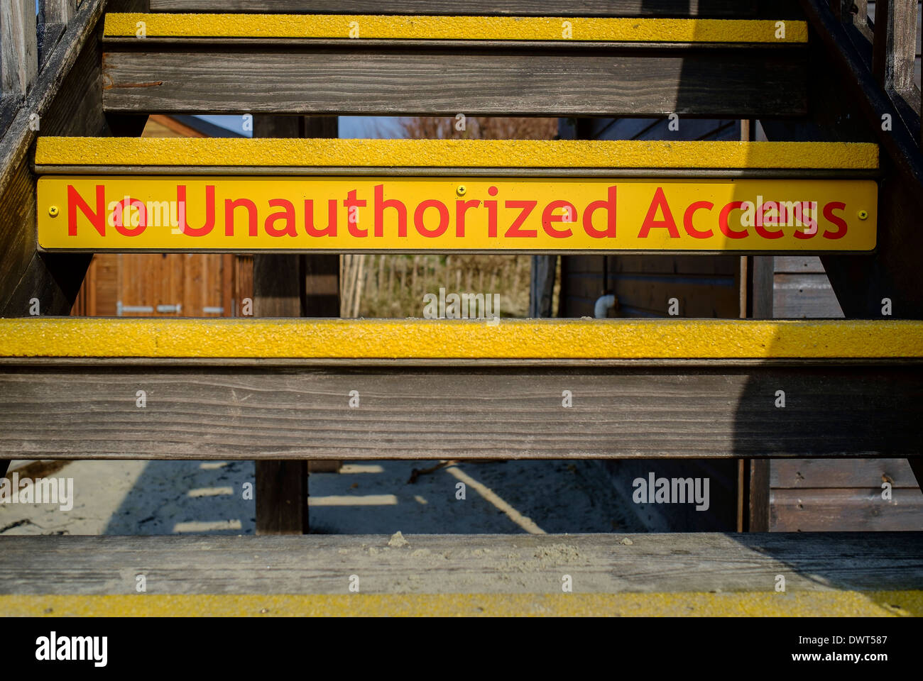 "Kein Zugriff" Zeichen gemalt auf einer Treppe, eine Strandwache auf West Wittering Beach, East Sussex, England, U.K Stockfoto