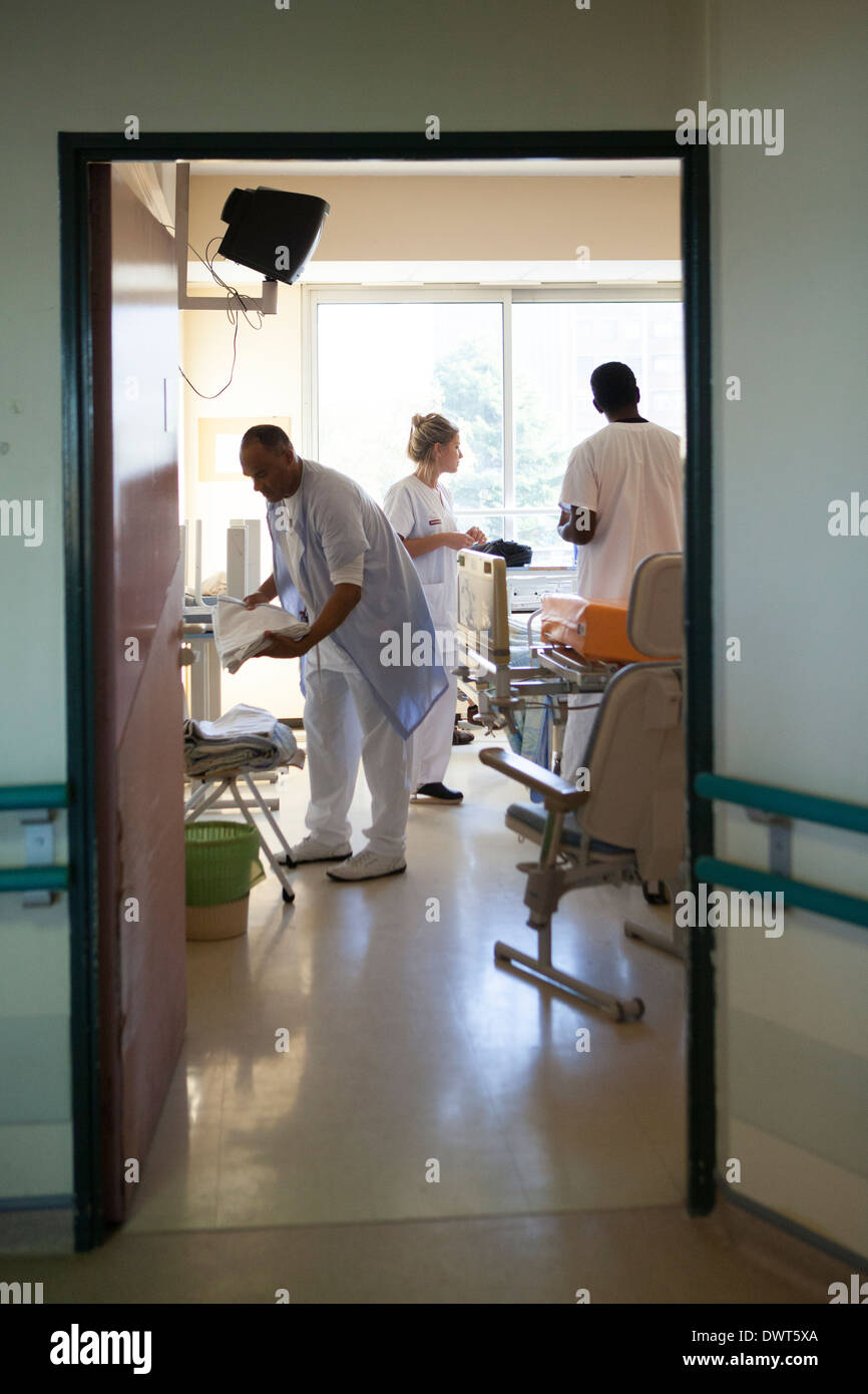 Krankenschwestern mit Patienten Stockfoto