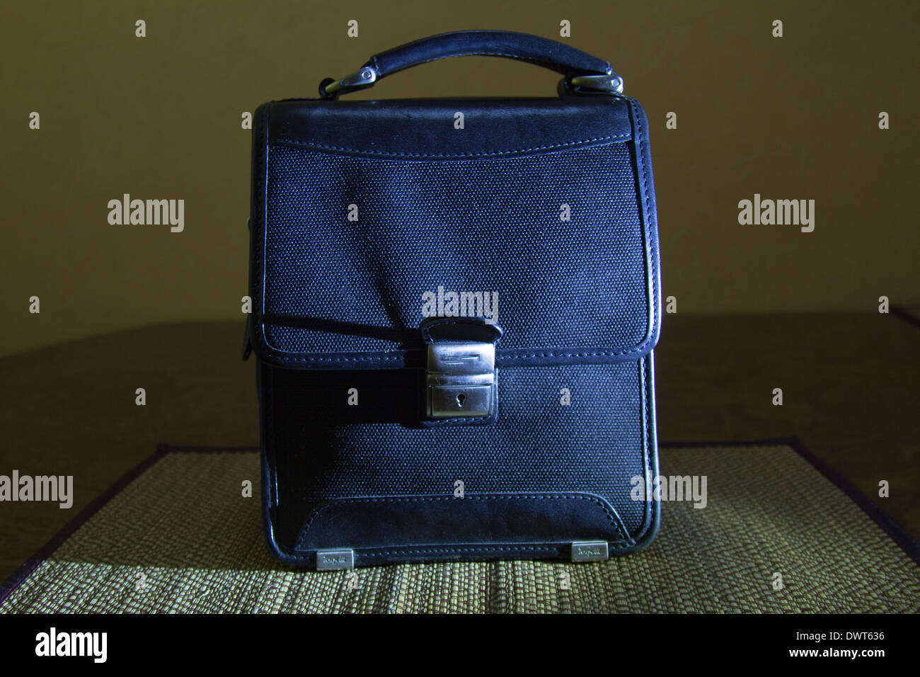 Tasche für Kleinteile auf Stroh Hintergrund mit verdunkelten Hintergrund Stockfoto