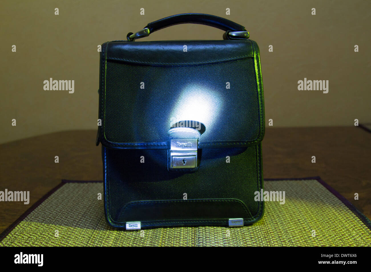 Tasche für Kleinteile auf Stroh Hintergrund mit verdunkelten Hintergrund Stockfoto