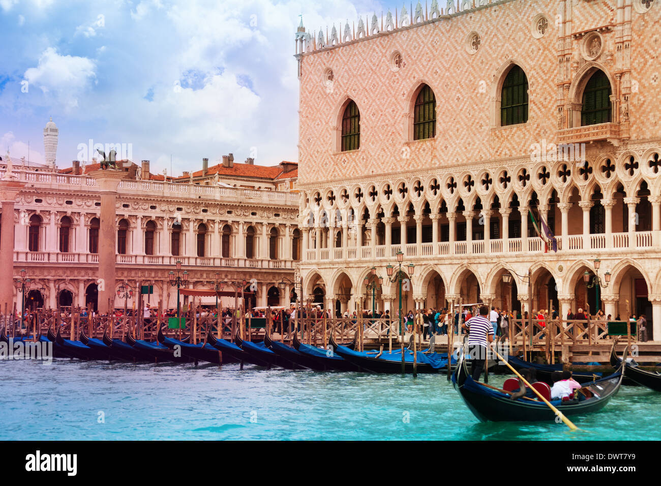 Gondeln und Gondoliere vor Ducale Museum, Venedig, Europa Stockfoto