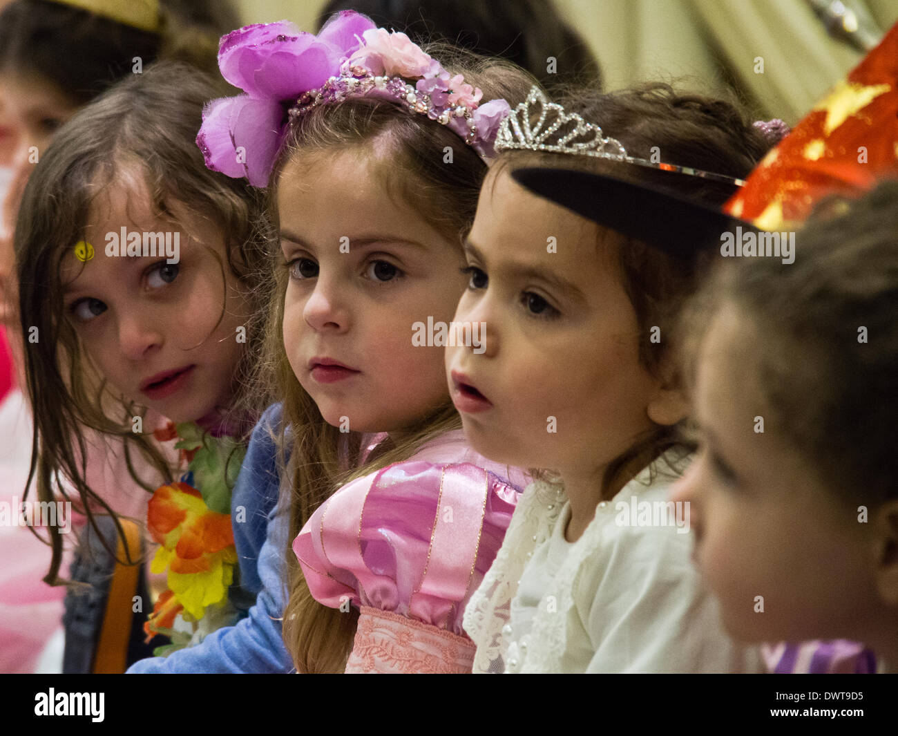 Jerusalem, Israel. 13. März 2014. Kinder in Kostümen wartet gespannt auf die Ankunft des Präsidenten. Peres veranstaltete ein "Präsidentenpartei Purim" für seine Nachbarn - Kinder aus dem Kindergarten neben der Residenz des Präsidenten. Purim, eines des Judentums bunter und beliebte Feiertage, erinnert an die Ereignisse beschrieben in dem Buch Ester und vor allem der wunderbaren Rettung der Juden in Persien. Bildnachweis: Nir Alon/Alamy Live-Nachrichten Stockfoto