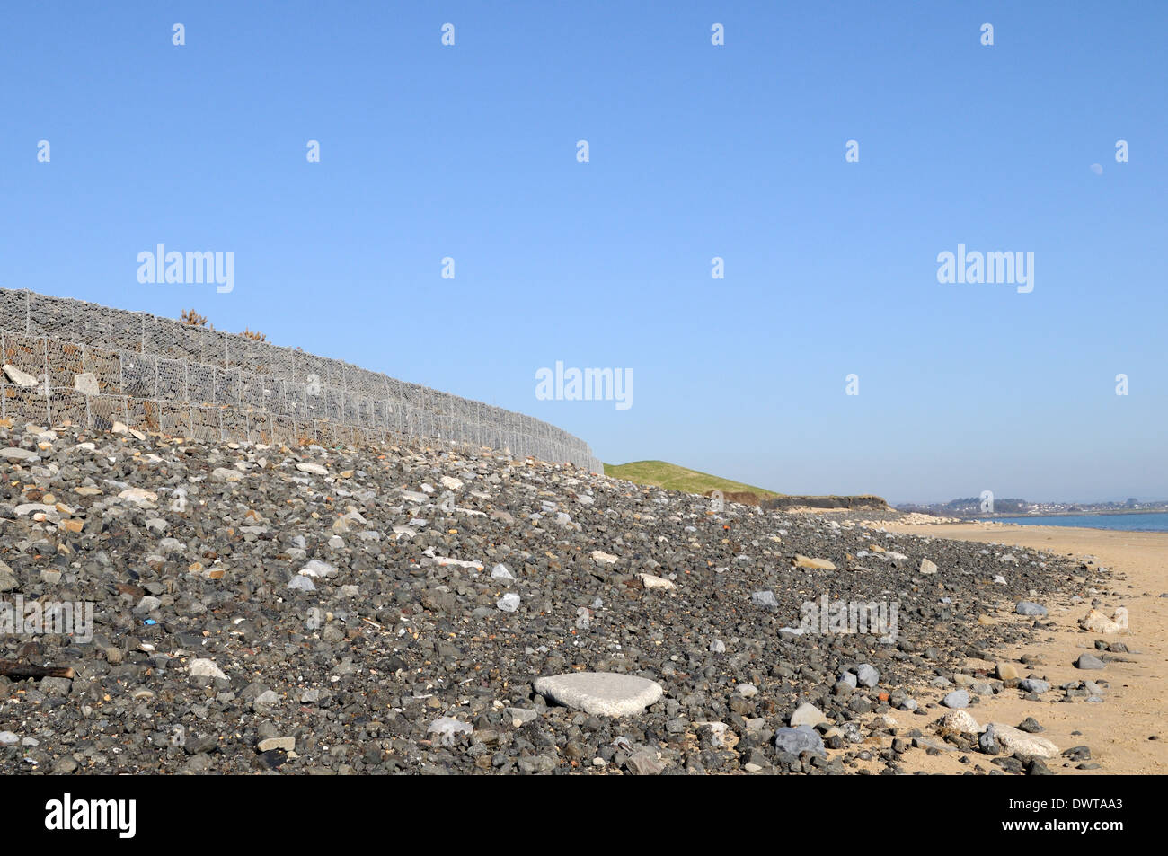 Gabion Meer Verteidigung zum Schutz gegen Küstenerosion Millennium Coastal Park Llanelli Carmarthenshire Wales Cymru UK GB Stockfoto