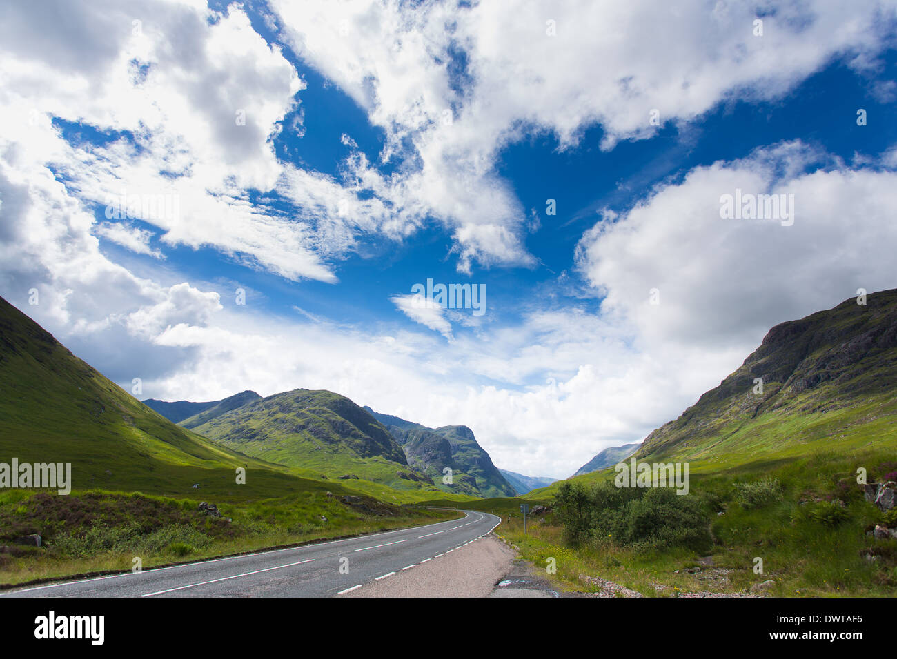 A82 Straße überquert Glencoe, Schottisches Hochland Stockfoto