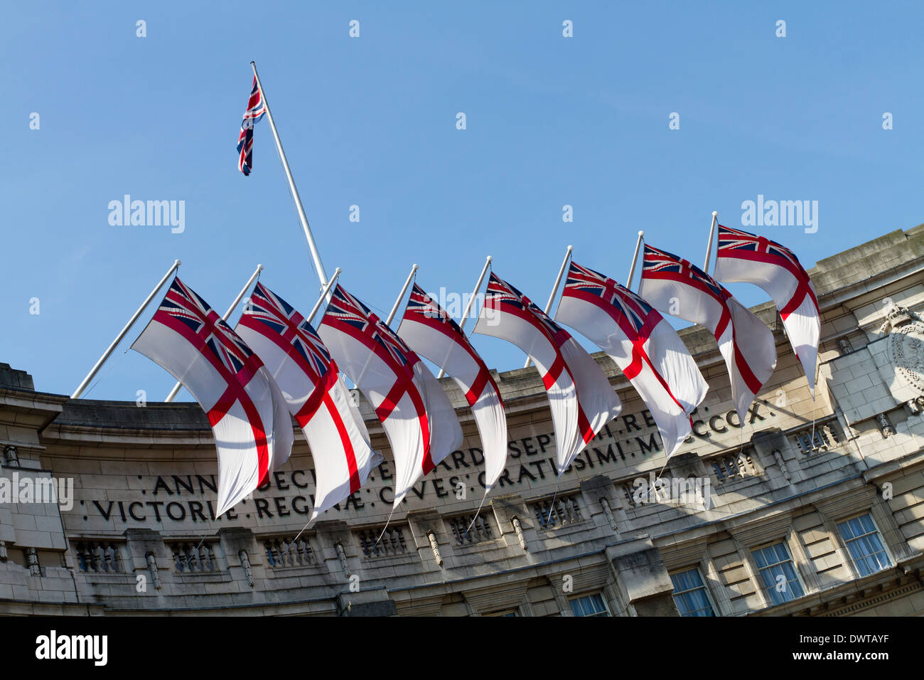 Royal Navy White Ensign Fahnen auf Admiralty Arch, London Stockfoto