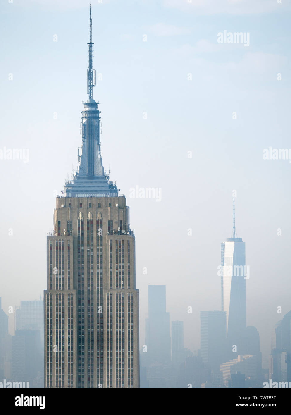 Das Empire State Building und das neue One World Trade Center von der Rockefeller Building gesehen an einem nebligen Tag in New York 2 Stockfoto