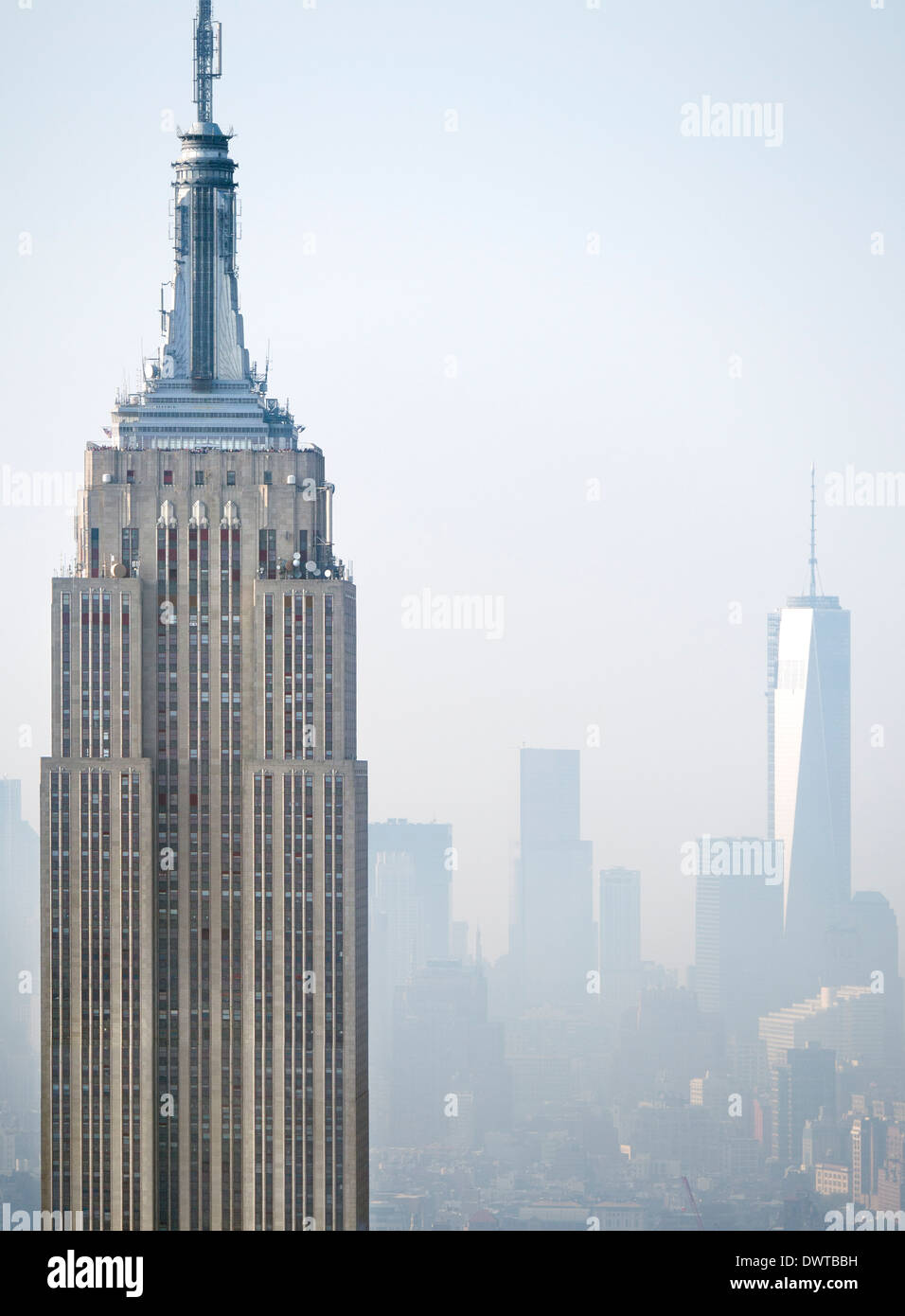 Das Empire State Building und das neue One World Trade Center von der Rockefeller Building gesehen an einem nebligen Tag in New York Stockfoto