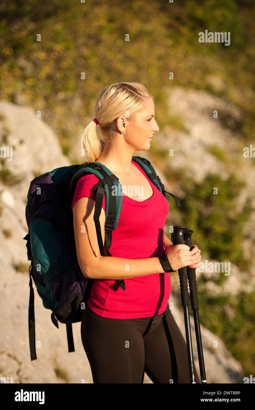 Frau auf trekking - schöne blonde Mädchen, Wandern in den Bergen Stockfoto