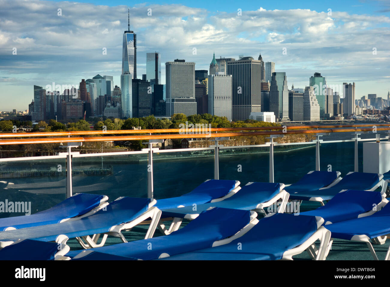 Die Skyline von Manhattan aus dem Kreuzfahrtschiff Caribbean Princess betrachtet vertäut am Brooklyn International Terminal, New York Stockfoto