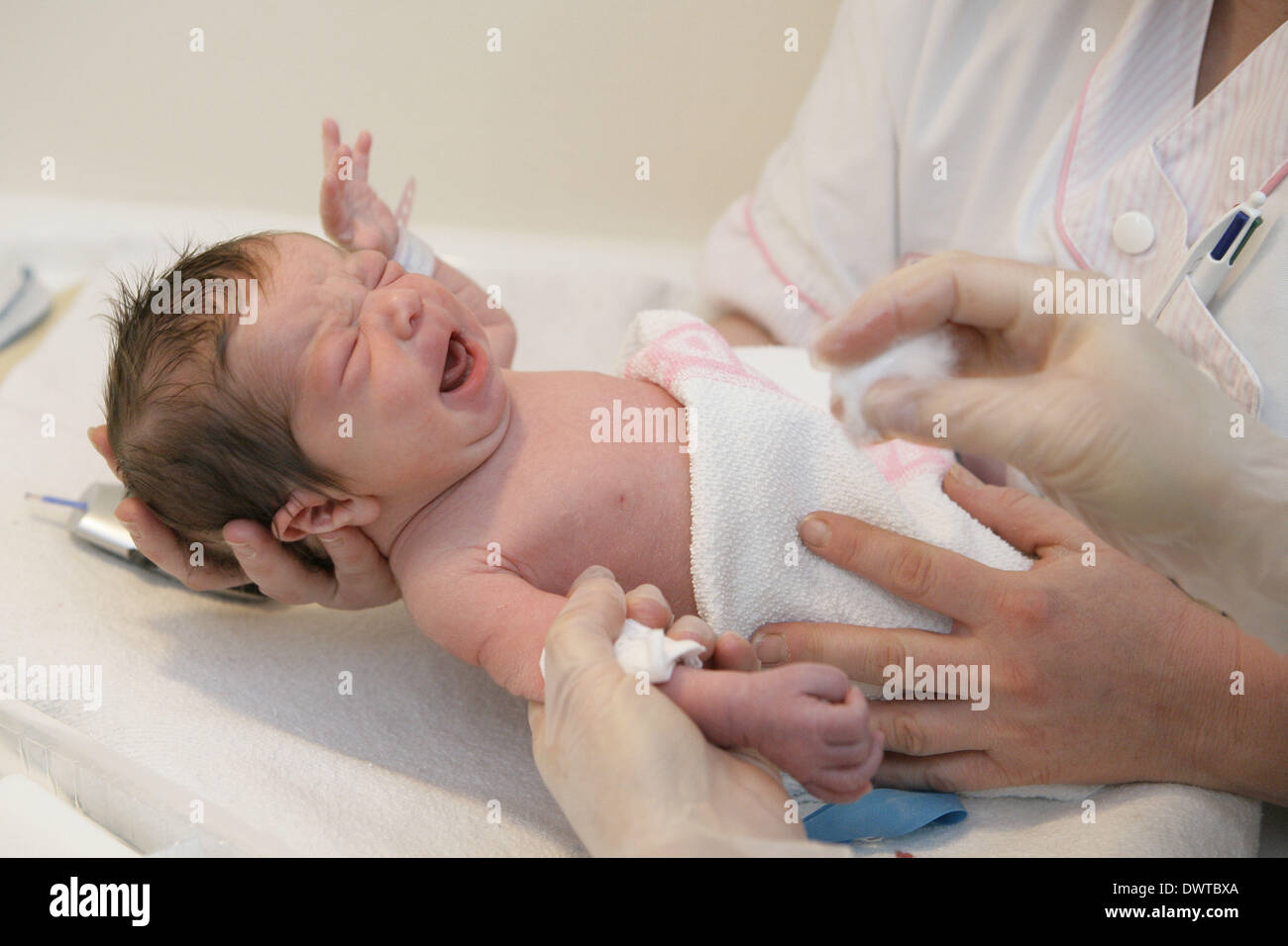 Ärztliche Untersuchung neugeborenes baby Stockfoto