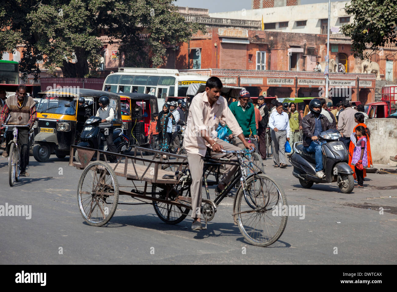 Jaipur, Rajasthan, Indien. Eine leere dreirädrige Warenträger im Mittag Straße Verkehr in zentralen Jaipur. Stockfoto