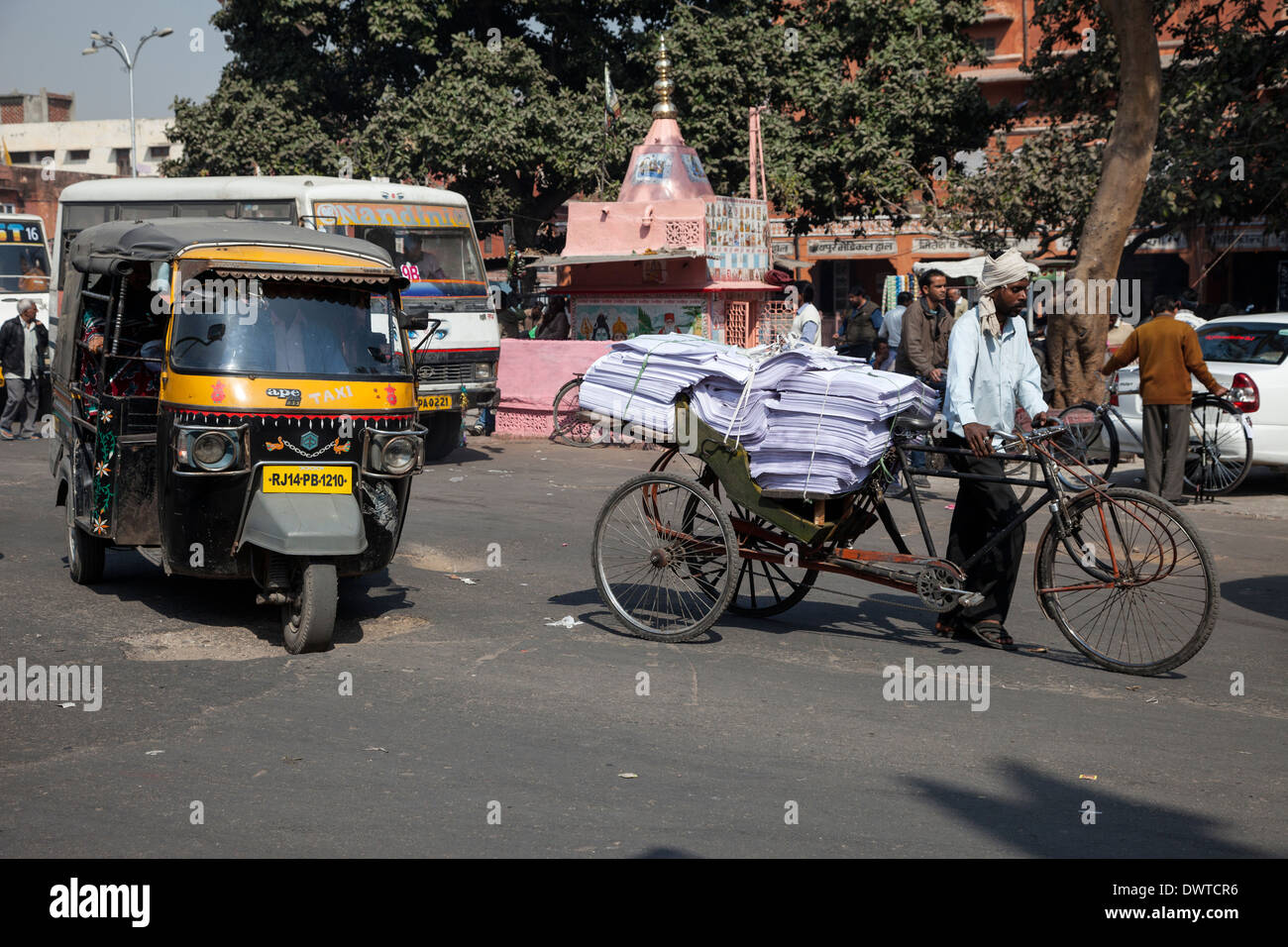 Jaipur, Rajasthan, Indien. Mid-Day Straßenverkehr in zentralen Jaipur. Stockfoto