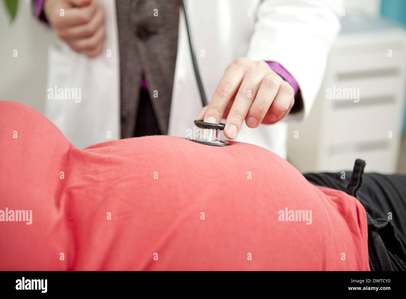 Auskultation schwangere Frau Stockfoto